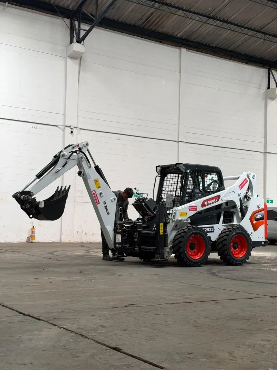 Brazo excavador Bobcat montado en un minicargador