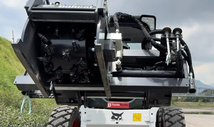 Fresadora Bobcat para minicargador retirando asfalto