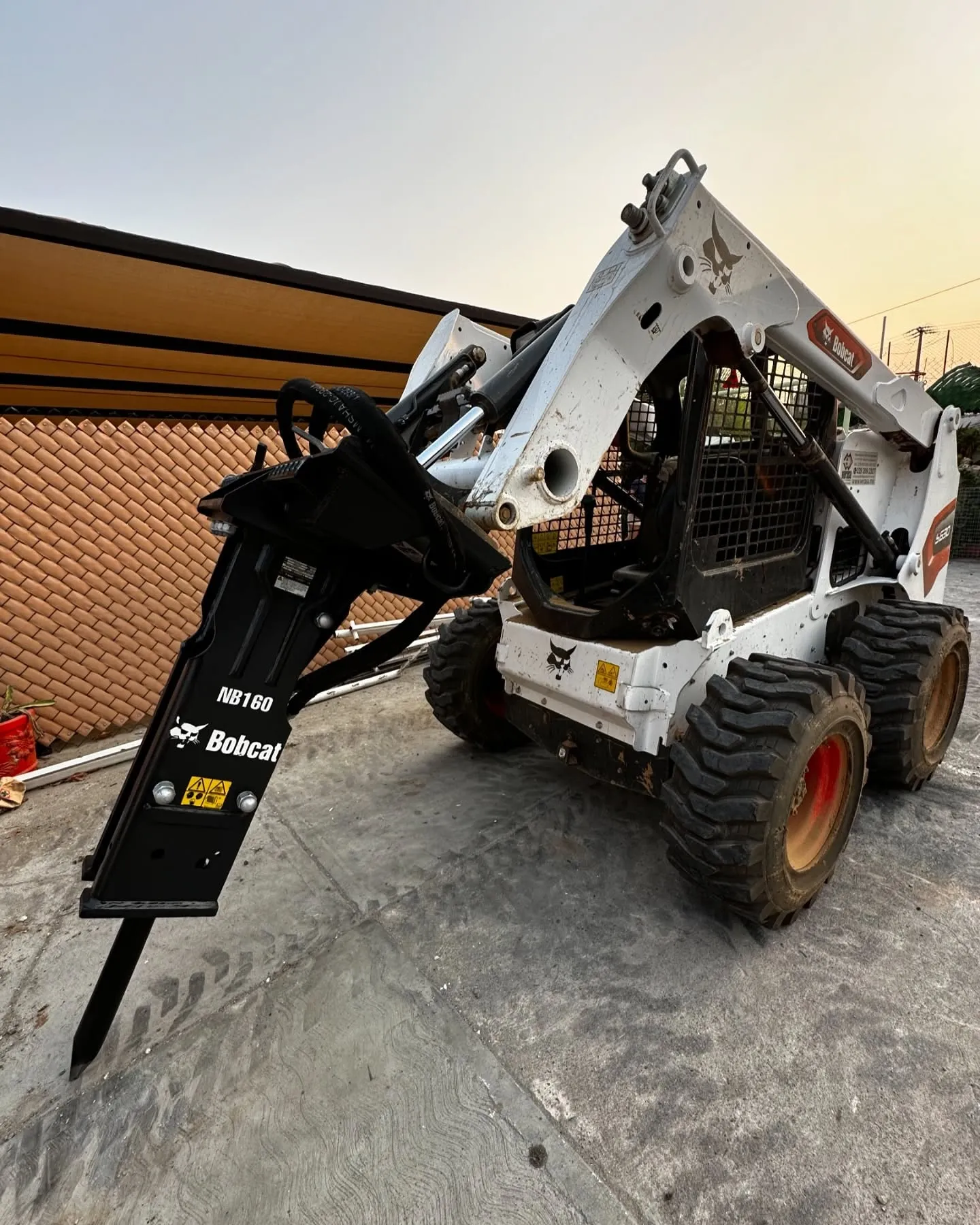 Martillo hidráulico Bobcat para minicargador rompiendo concreto