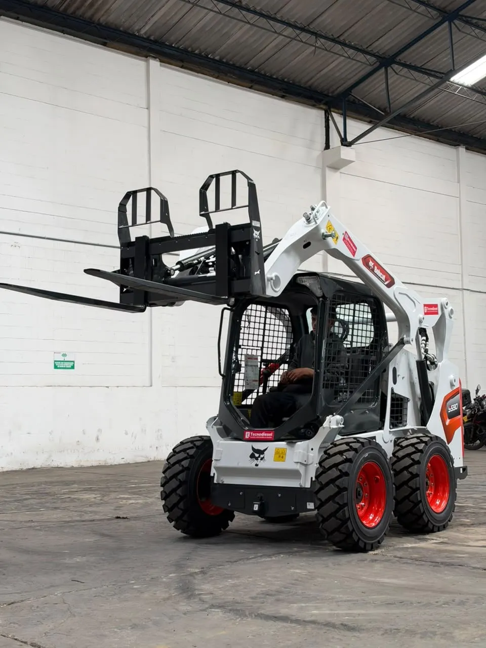 Portaestibas Bobcat para minicargador levantando una estiba