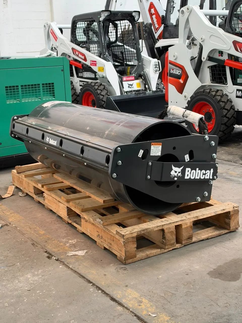Rodillo vibratorio Bobcat para minicargador compactando suelo