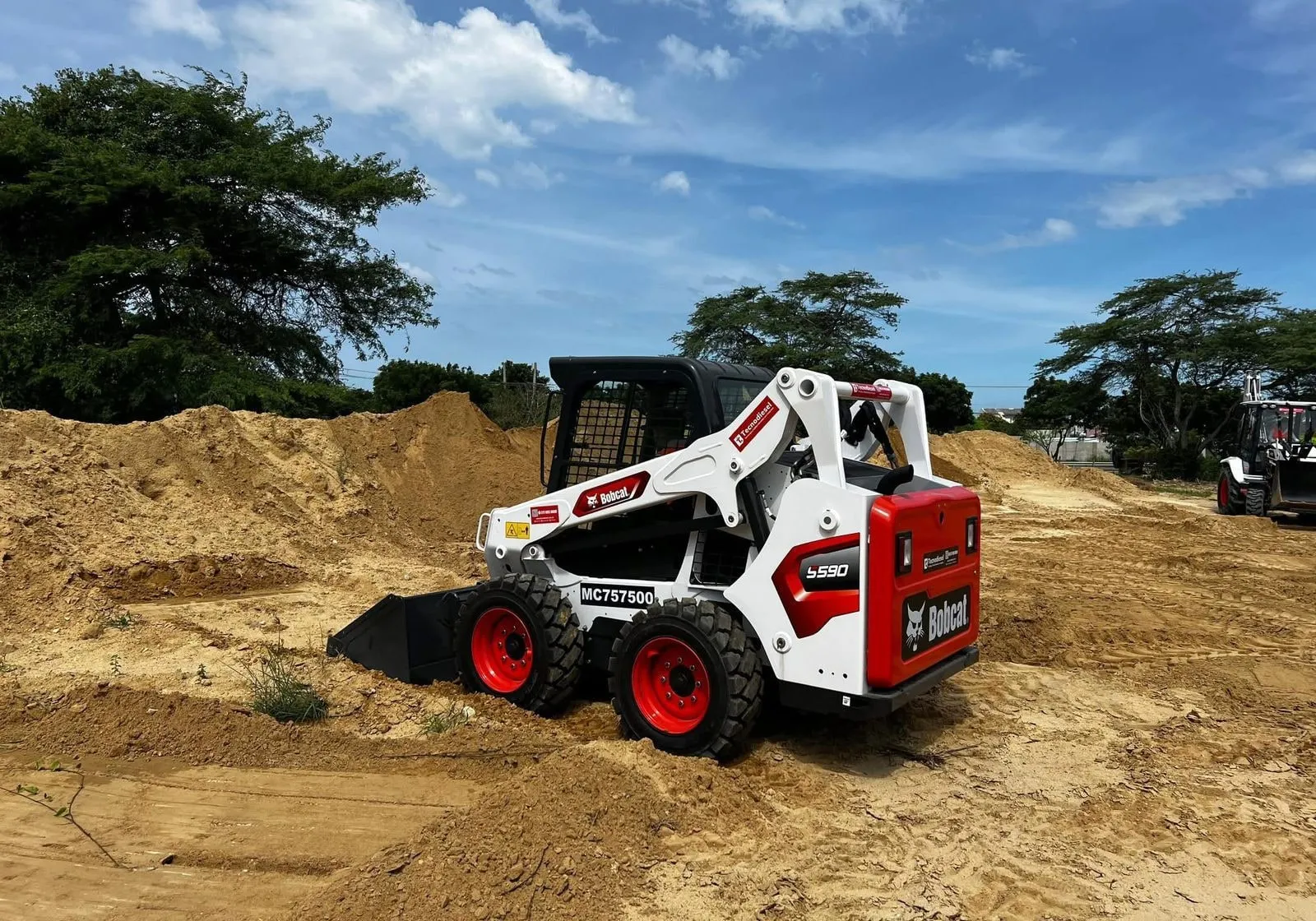 Minicargador Bobcat S590 trabajando en movimiento de tierra