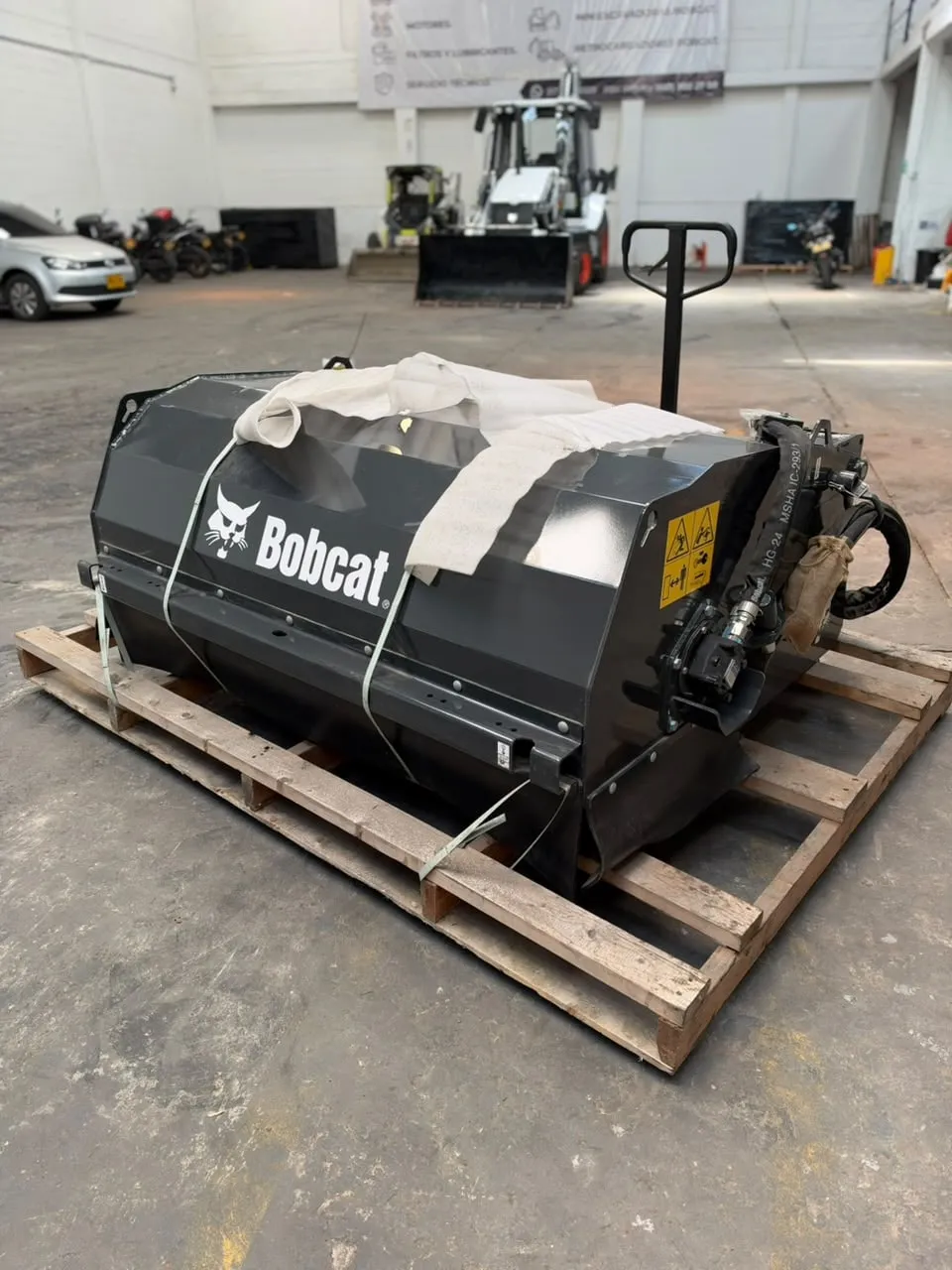 Barredora Bobcat de 60 pulgadas montada en minicargador — vista 2