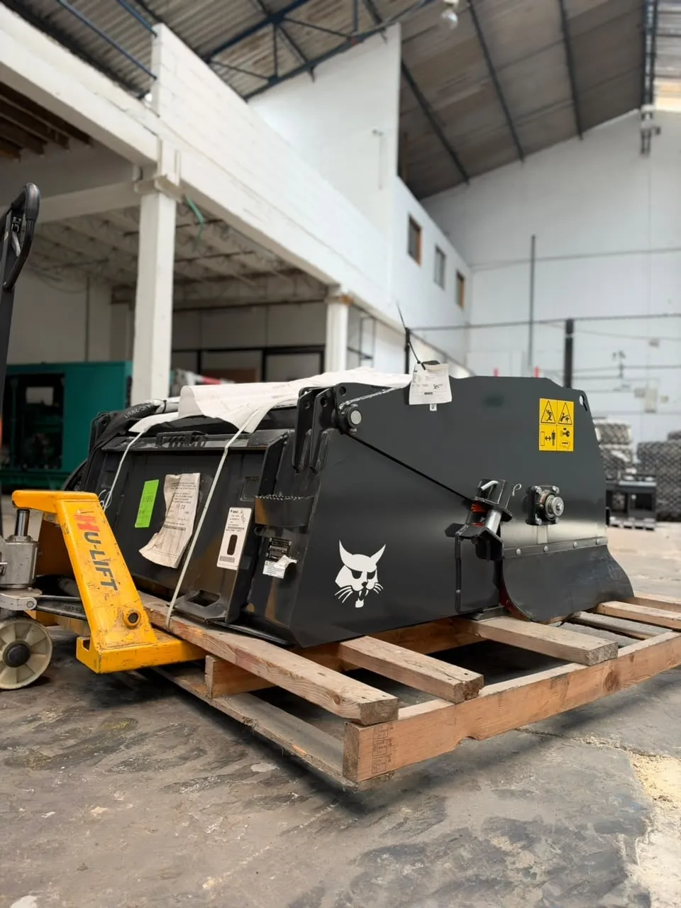 Barredora Bobcat de 60 pulgadas montada en minicargador — vista 3