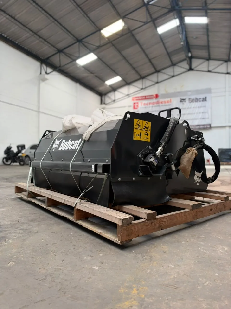 Barredora Bobcat de 60 pulgadas montada en minicargador — vista 4