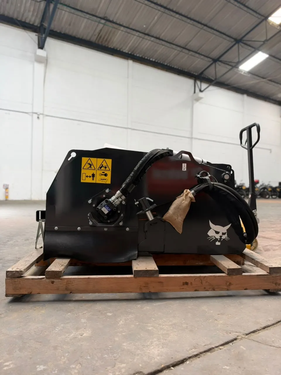 Barredora Bobcat de 60 pulgadas montada en minicargador — vista 5