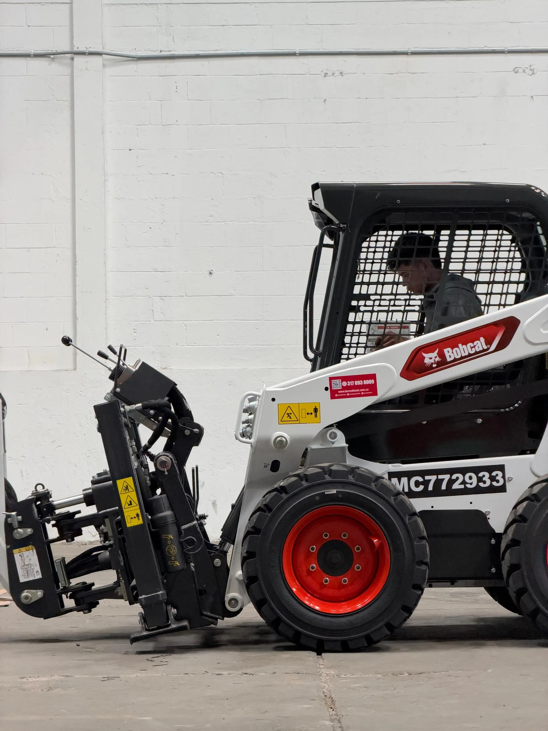 Brazo excavador Bobcat B32V montado en minicargador abriendo una zanja — vista 4