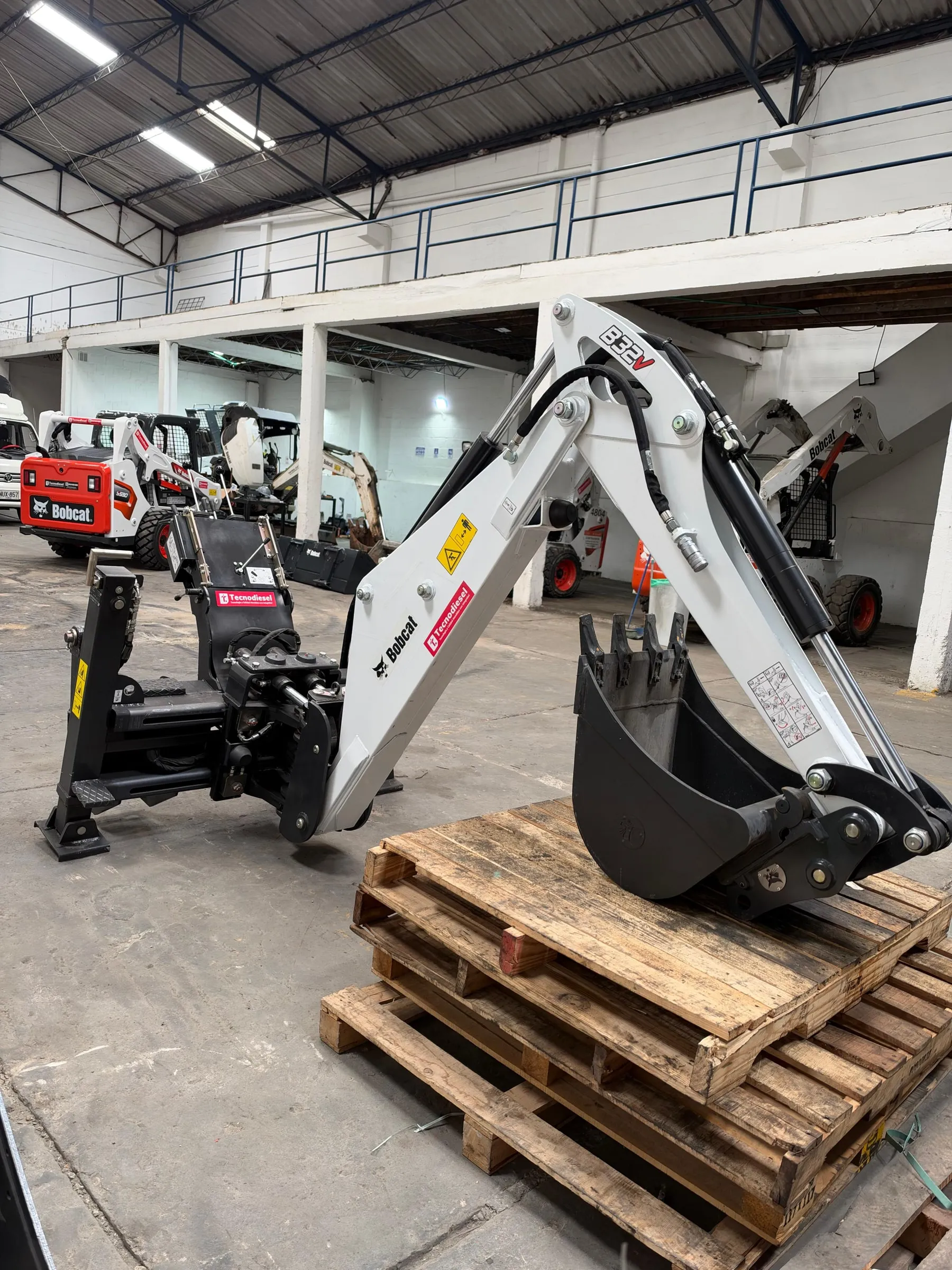 Brazo excavador Bobcat B32V montado en minicargador abriendo una zanja — vista 5