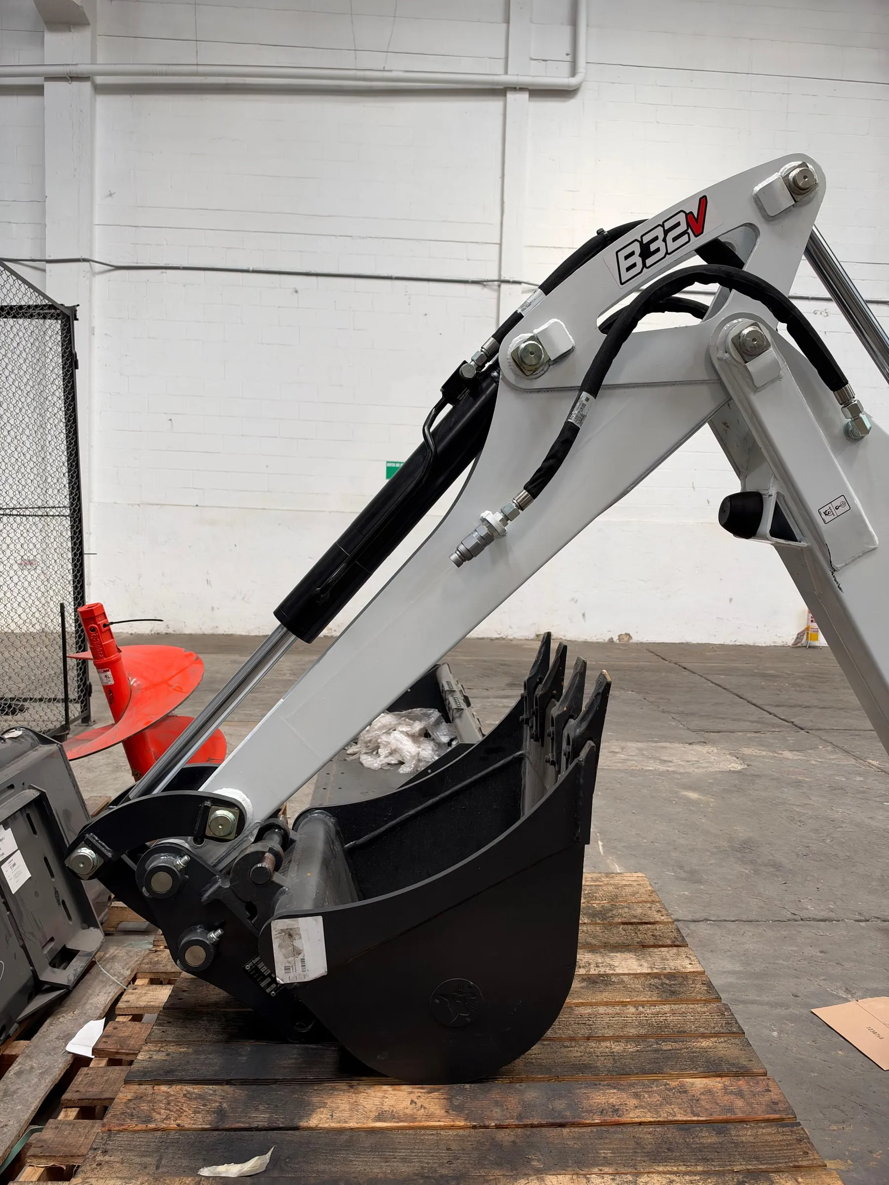 Brazo excavador Bobcat B32V montado en minicargador abriendo una zanja — vista 6