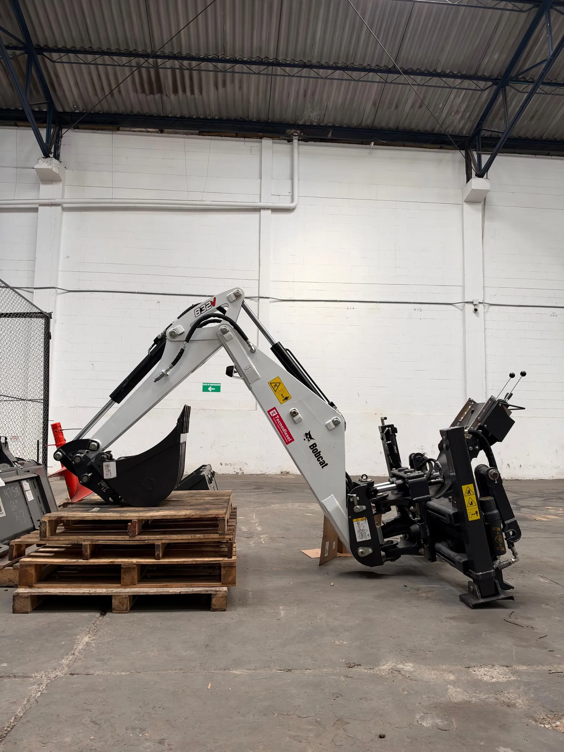 Brazo excavador Bobcat B32V montado en minicargador abriendo una zanja
