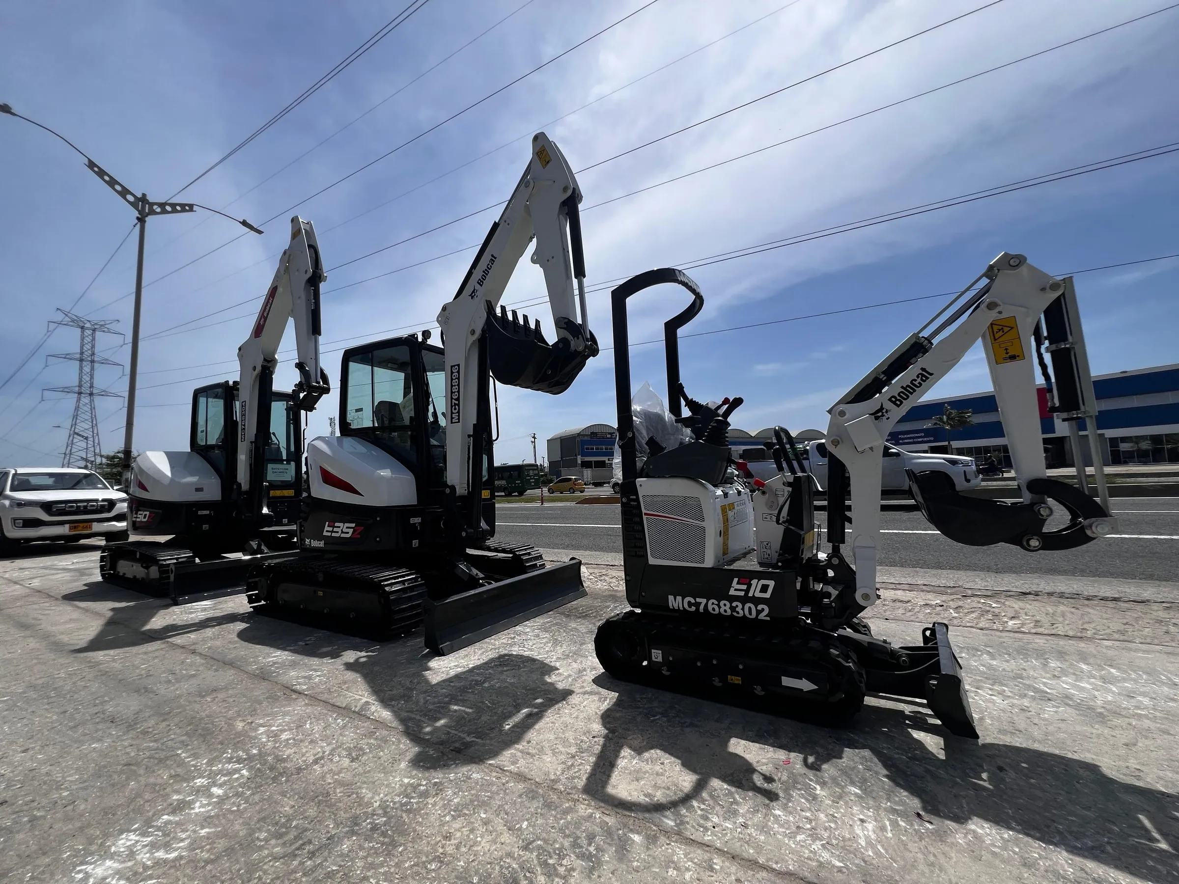Miniexcavadora Bobcat E10 de 1176 kg con orugas expansibles — vista 2
