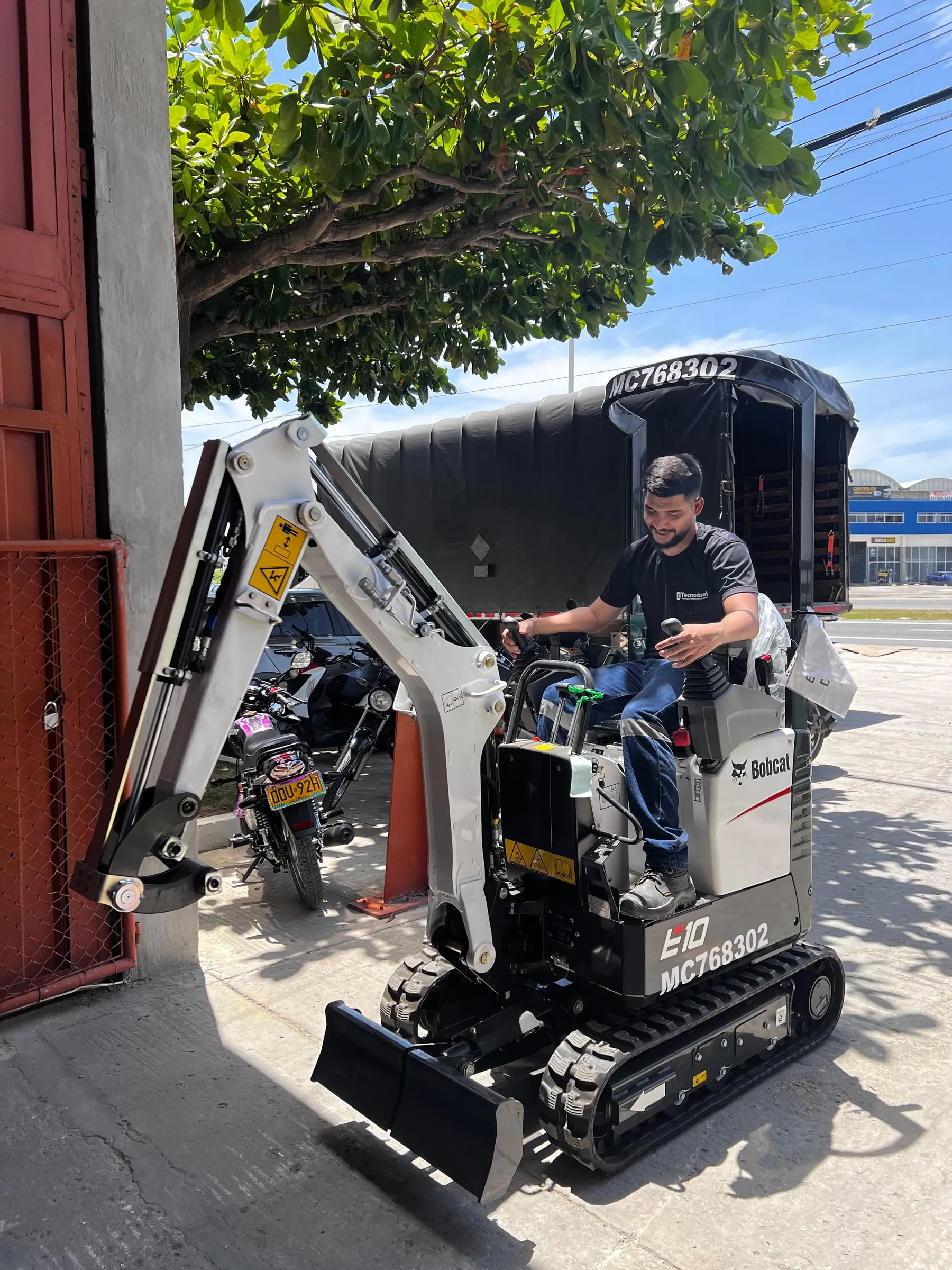 Miniexcavadora Bobcat E10 de 1176 kg con orugas expansibles