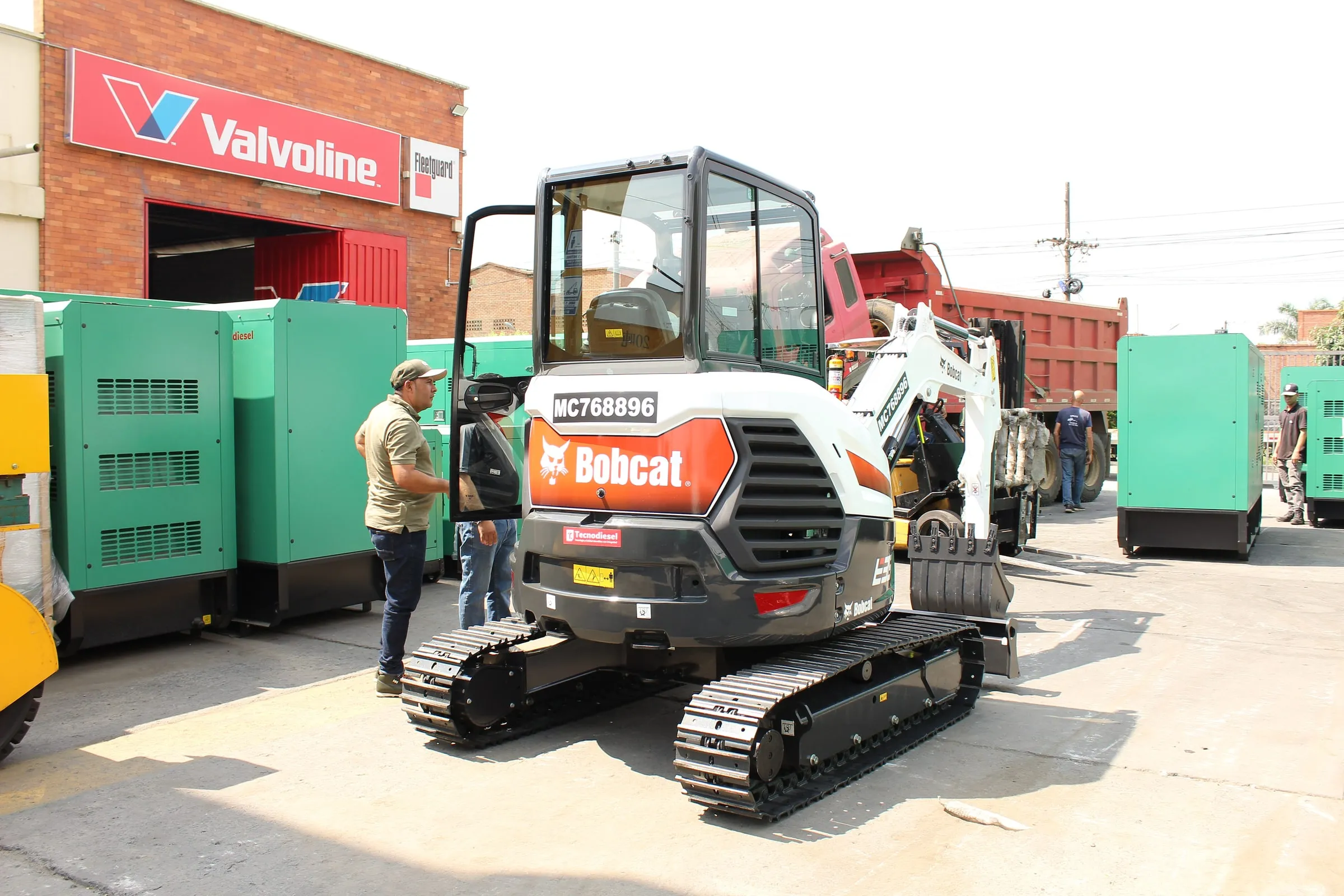 Excavadora compacta Bobcat E35z de 3362 kg — vista 2
