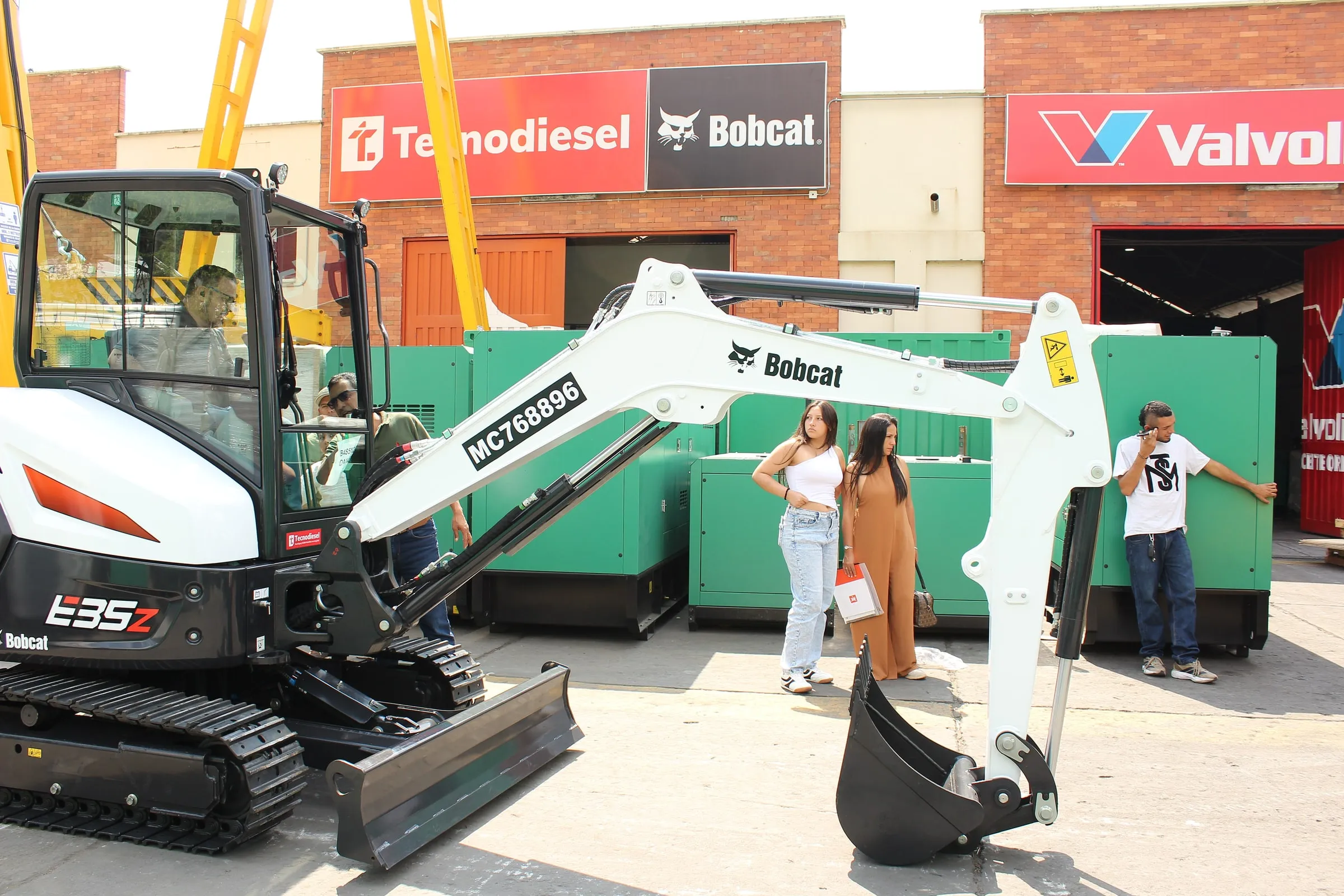 Excavadora compacta Bobcat E35z de 3362 kg — vista 3