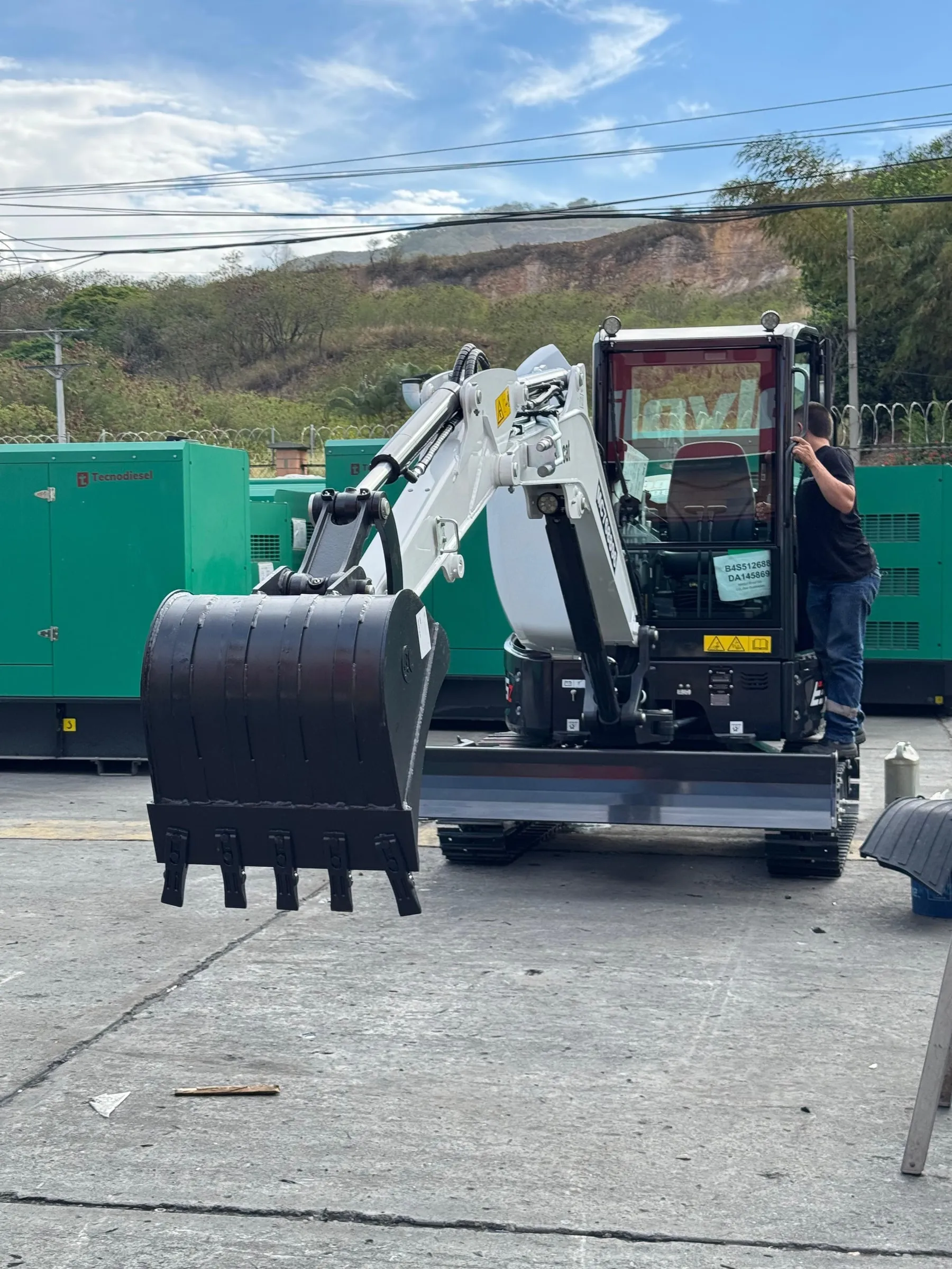 Excavadora compacta Bobcat E35z de 3362 kg