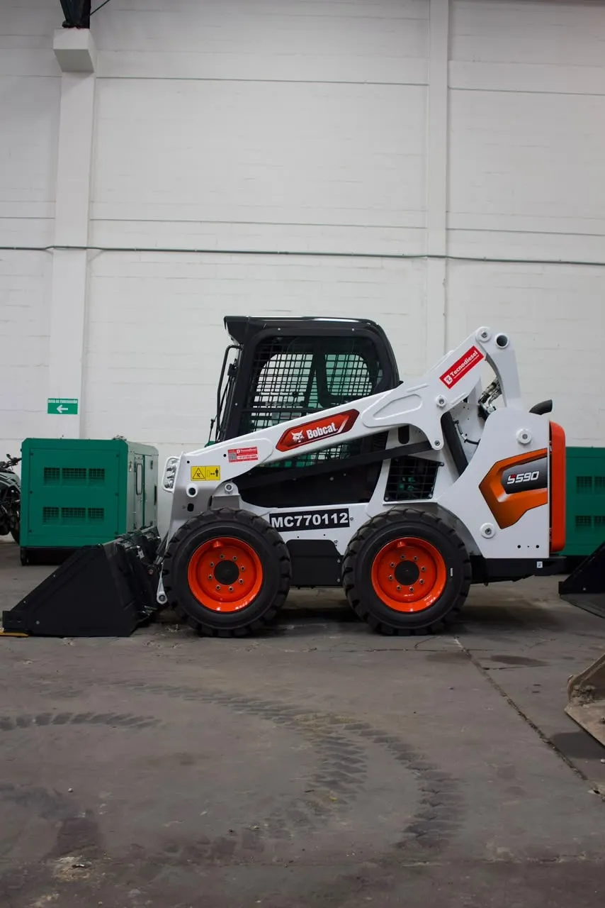 Minicargador Bobcat S590 nuevo, listo para entrega — vista 13