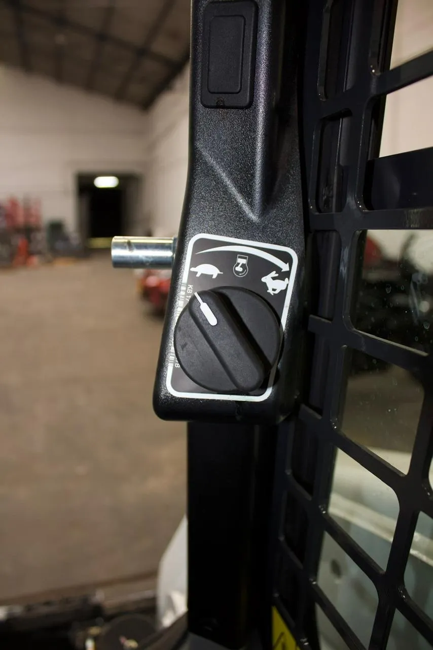 Minicargador Bobcat S590 nuevo, listo para entrega — vista 4