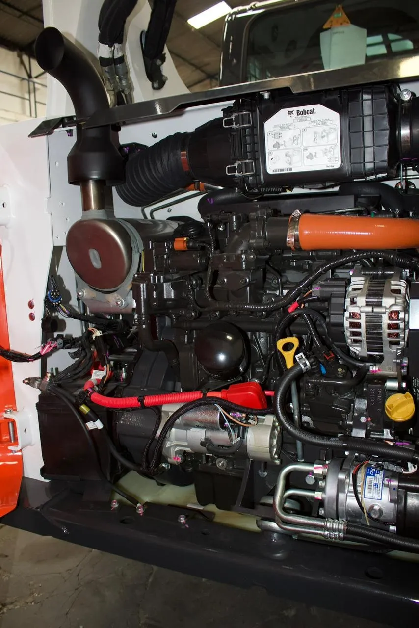 Minicargador Bobcat S590 nuevo, listo para entrega — vista 8