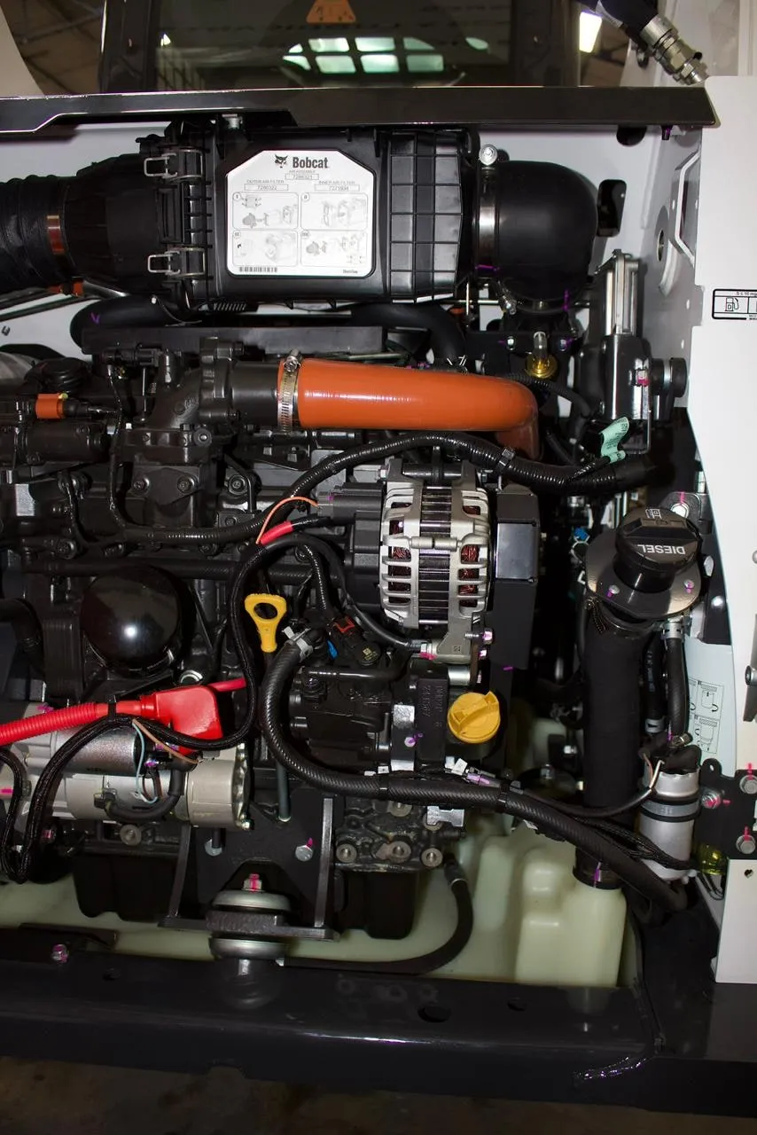 Minicargador Bobcat S590 nuevo, listo para entrega — vista 9