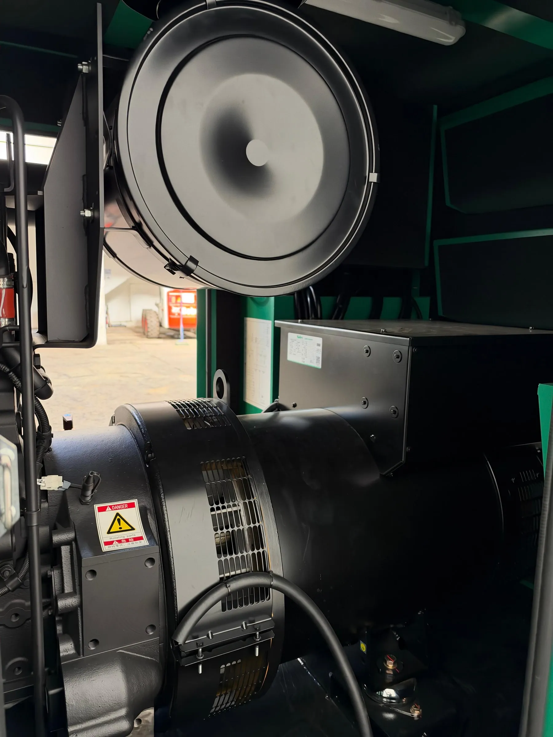 Planta eléctrica diésel mediana de 100 a 500 kVA con transferencia automática — vista 3