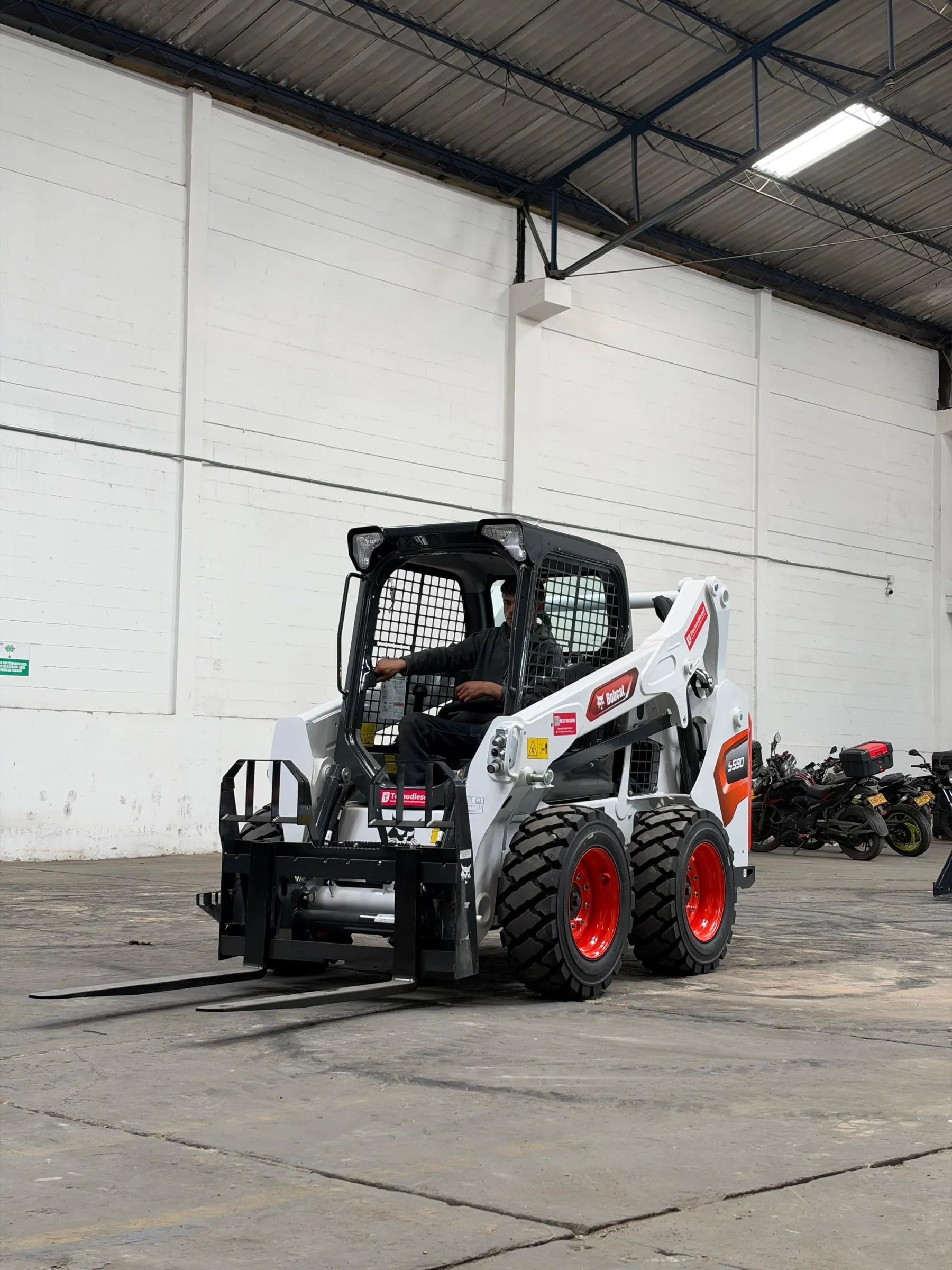 Horquillas portapallets Bobcat para trabajo severo montadas en minicargador — vista 5