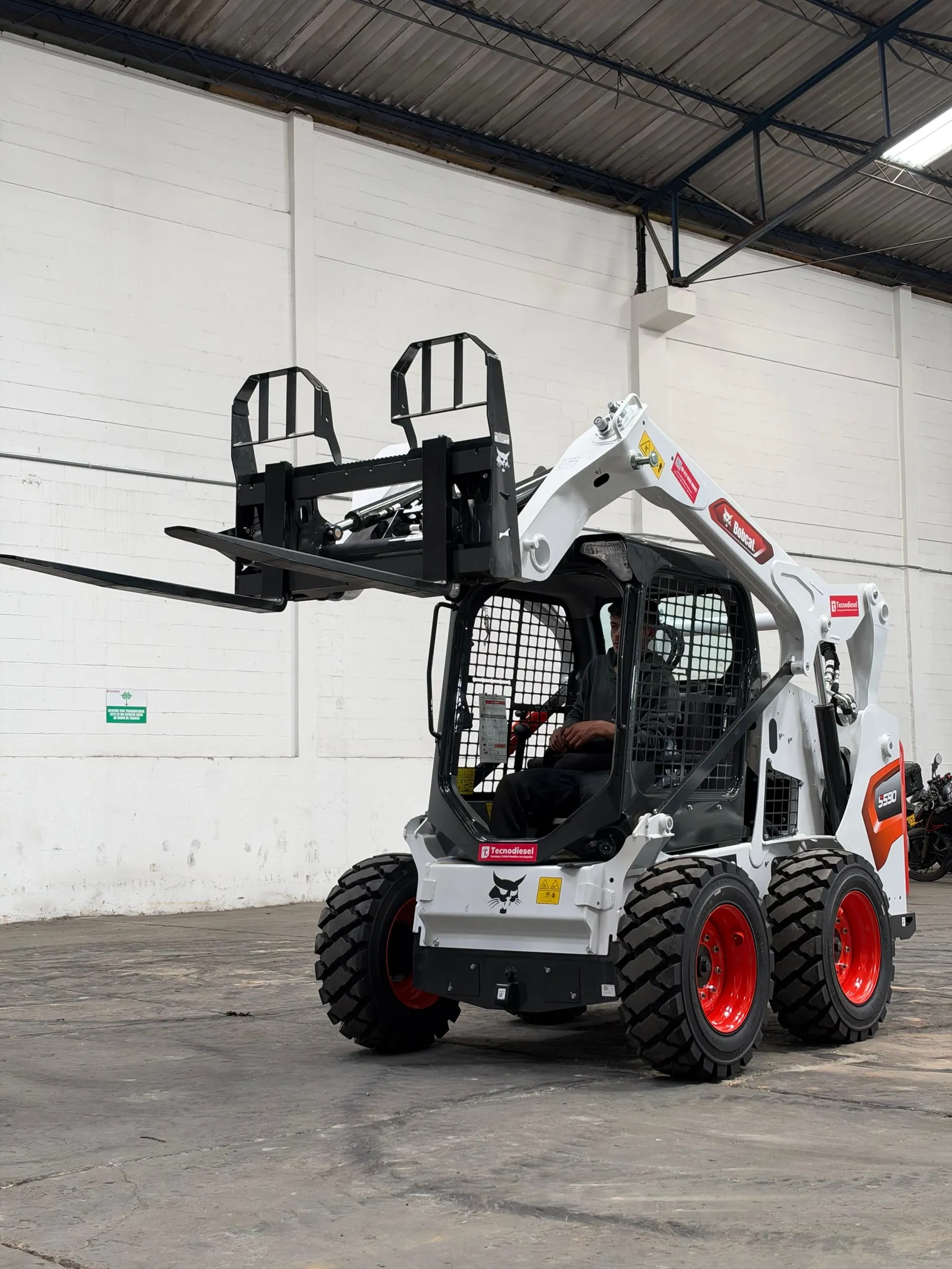 Horquillas portapallets Bobcat para trabajo severo montadas en minicargador — vista 6