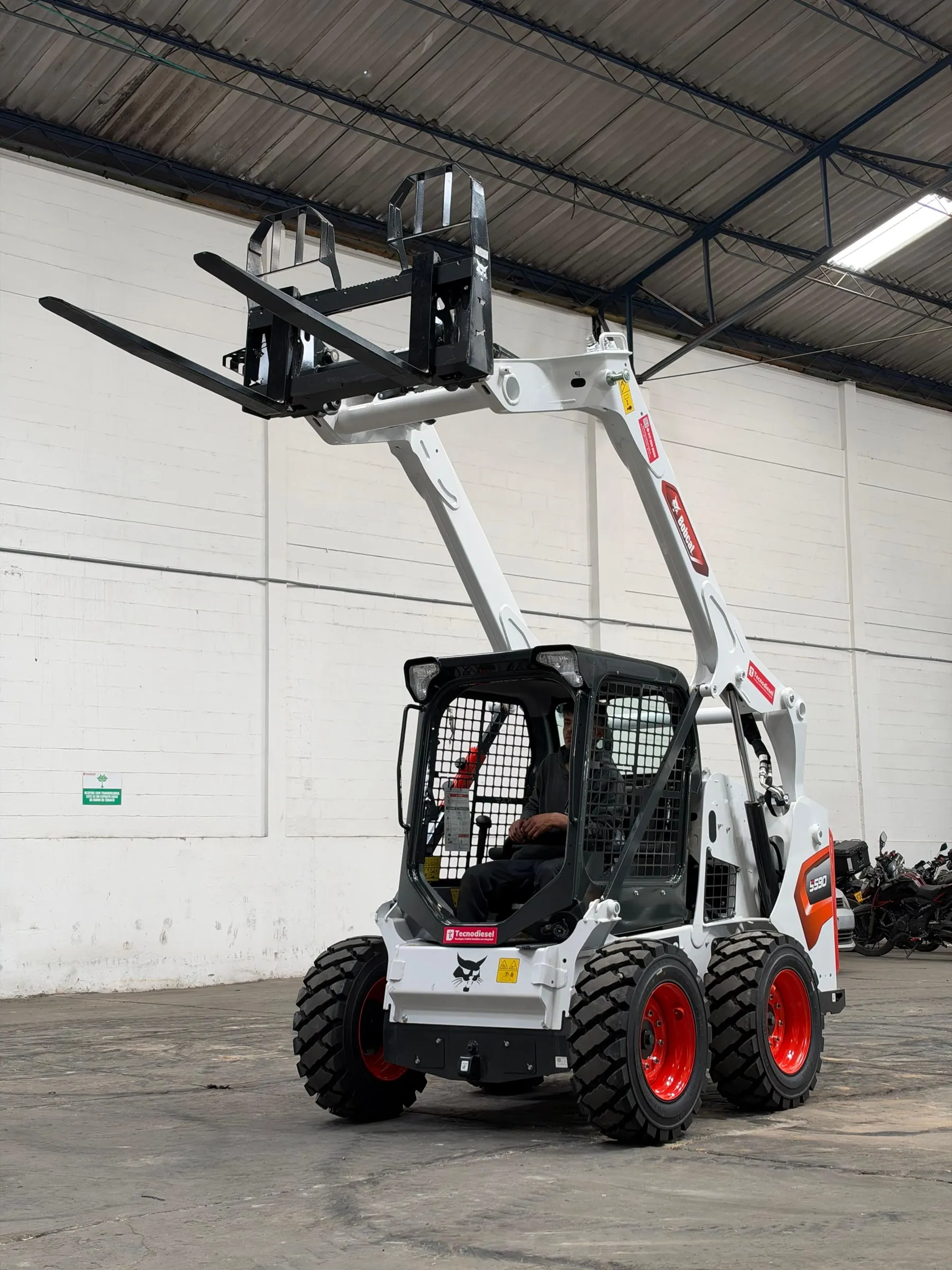 Horquillas portapallets Bobcat para trabajo severo montadas en minicargador — vista 7