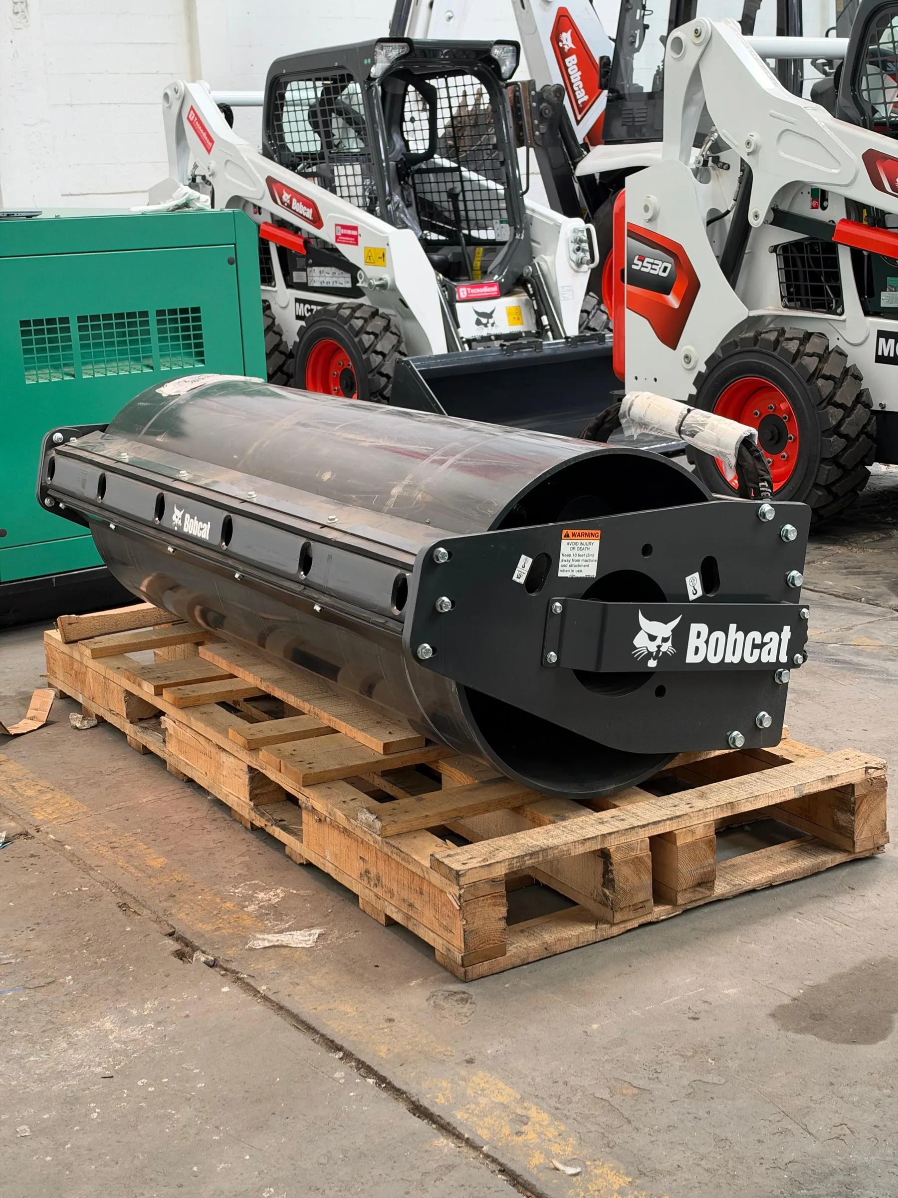 Rodillo vibratorio Bobcat liso de 73 pulgadas montado en minicargador — vista 2
