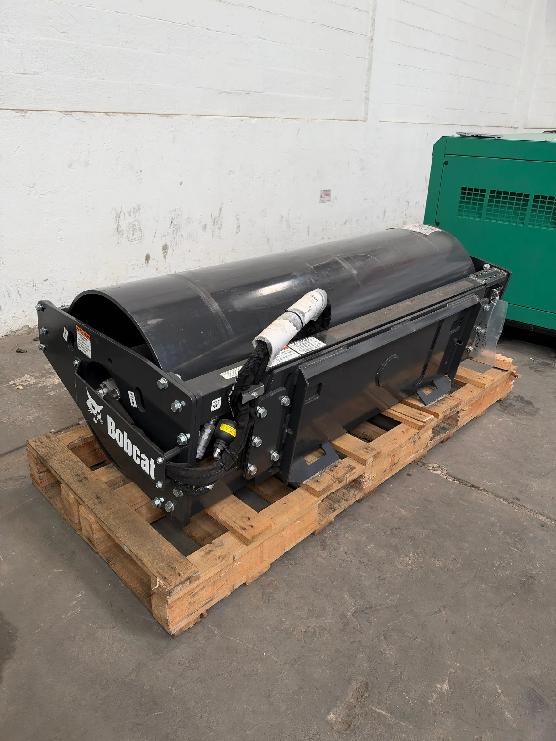 Rodillo vibratorio Bobcat liso de 73 pulgadas montado en minicargador — vista 4