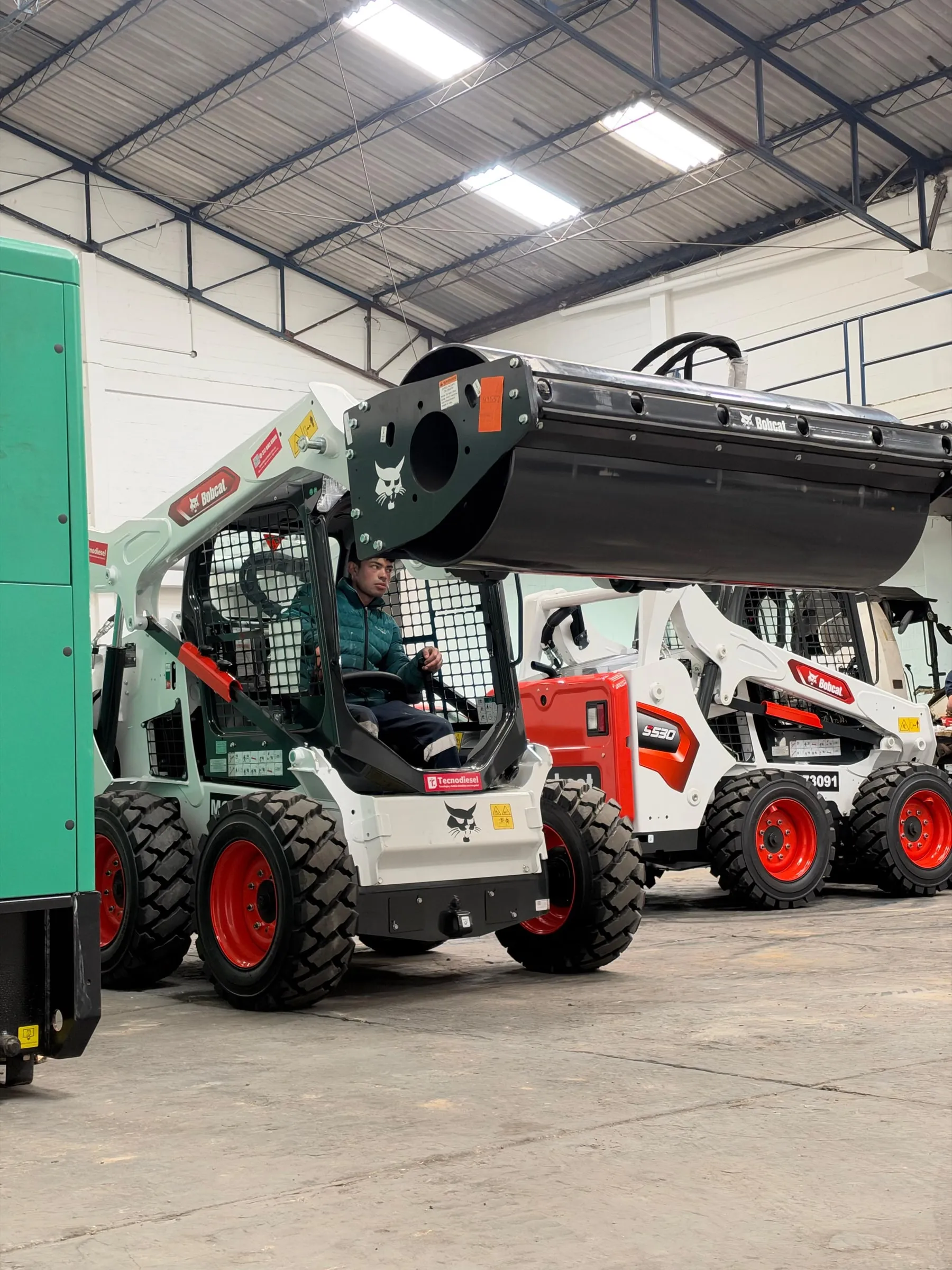 Rodillo vibratorio Bobcat liso de 73 pulgadas montado en minicargador — vista 6