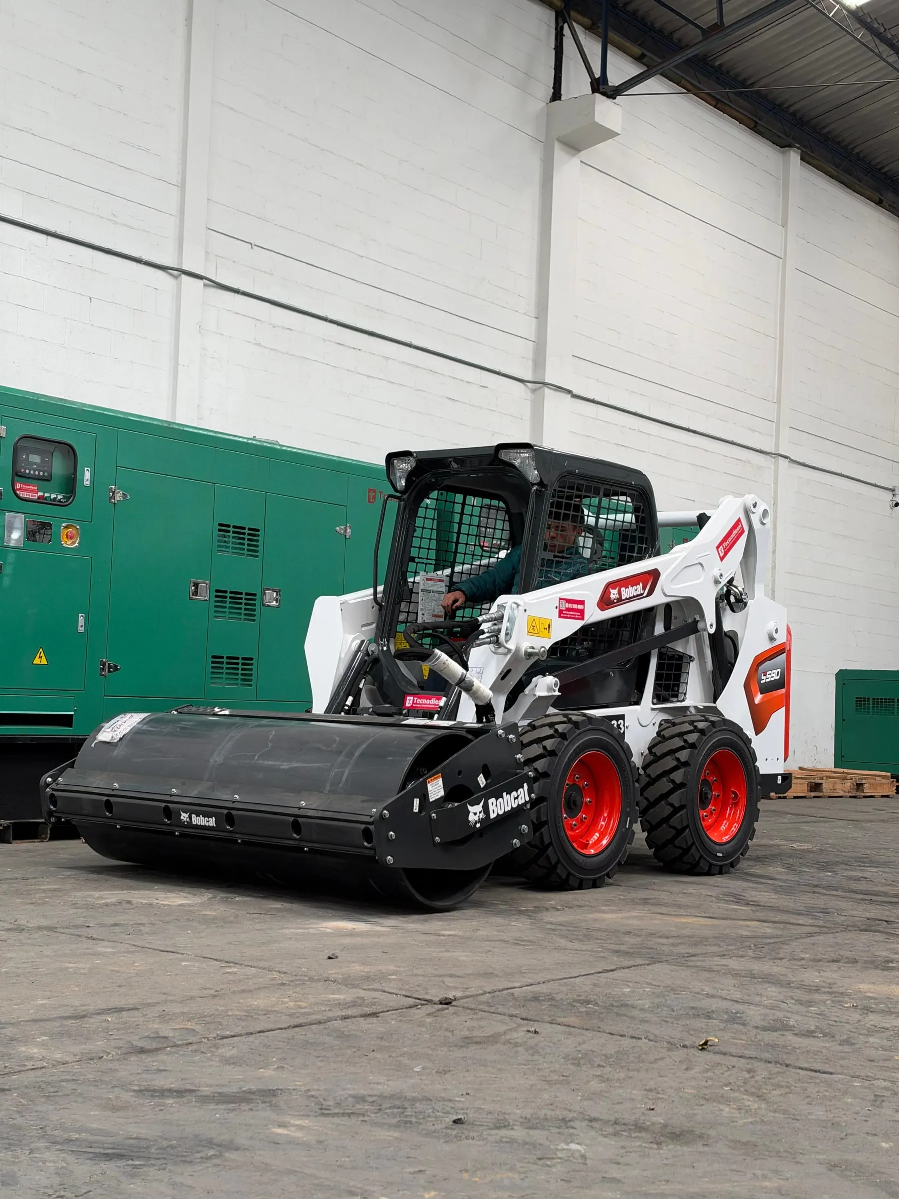 Rodillo vibratorio Bobcat liso de 73 pulgadas montado en minicargador — vista 7
