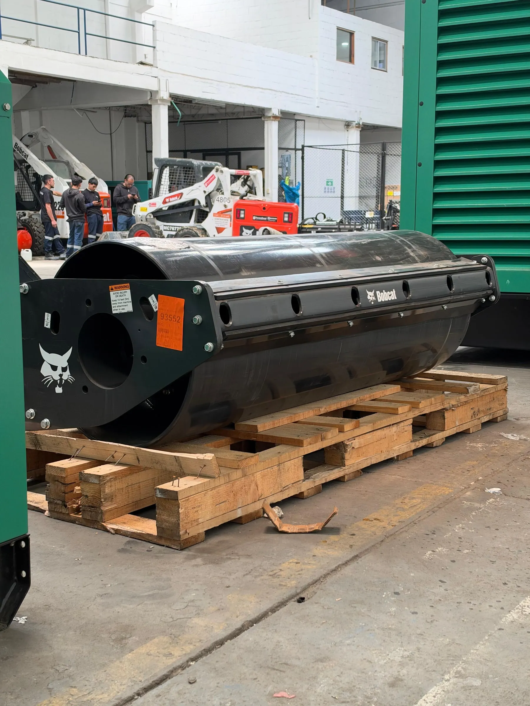 Rodillo vibratorio Bobcat liso de 73 pulgadas montado en minicargador