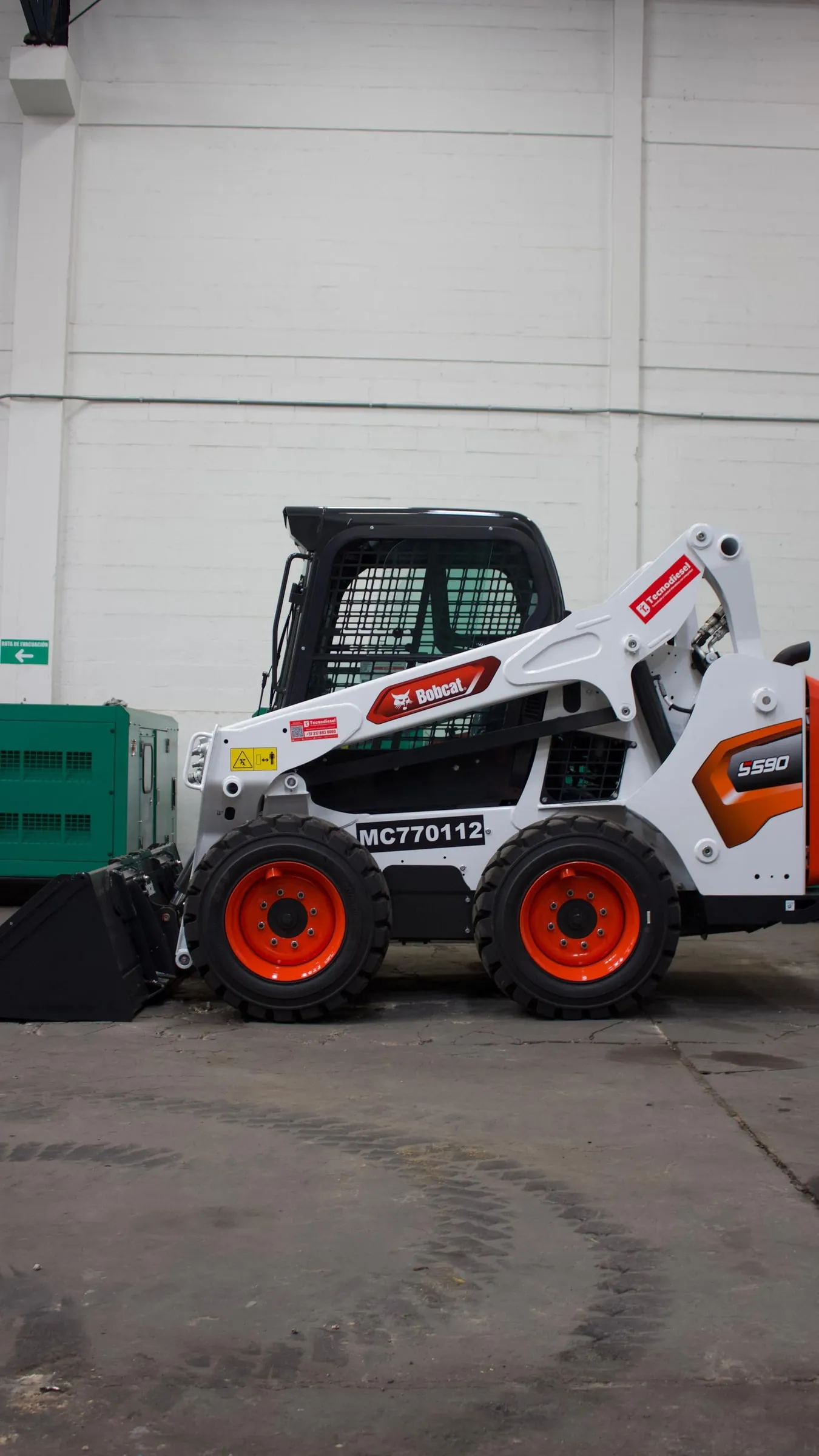 Video vertical: minicargador Bobcat S590 listo para entrega en bodega
