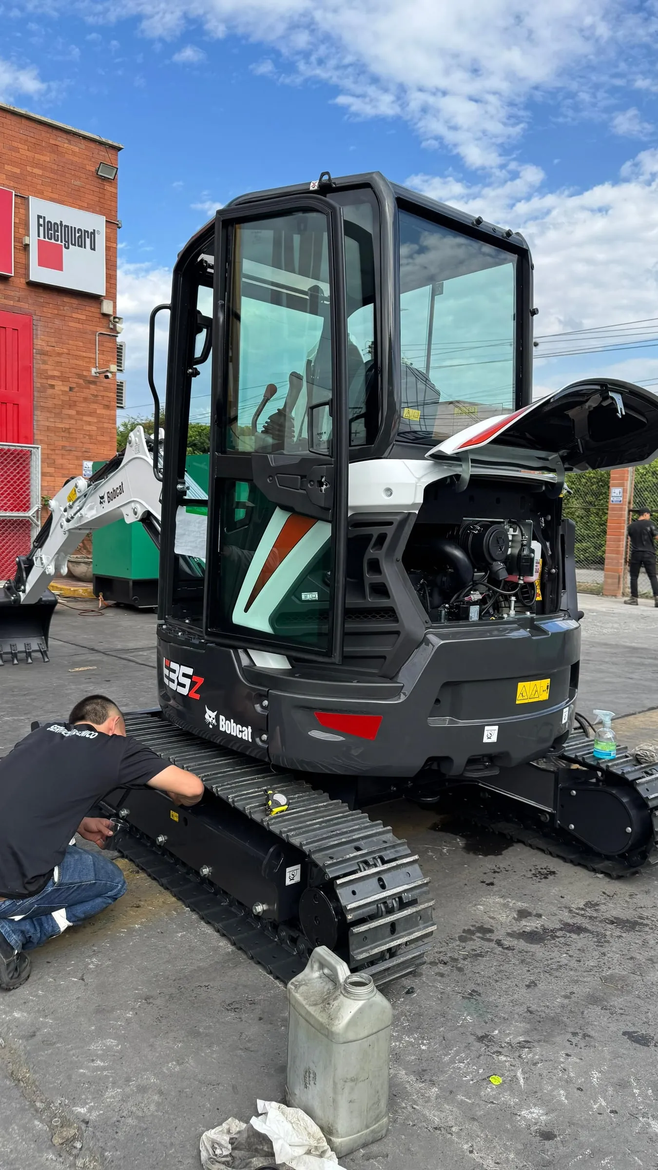 Video vertical: alistamiento de una excavadora compacta Bobcat E35z antes de la entrega