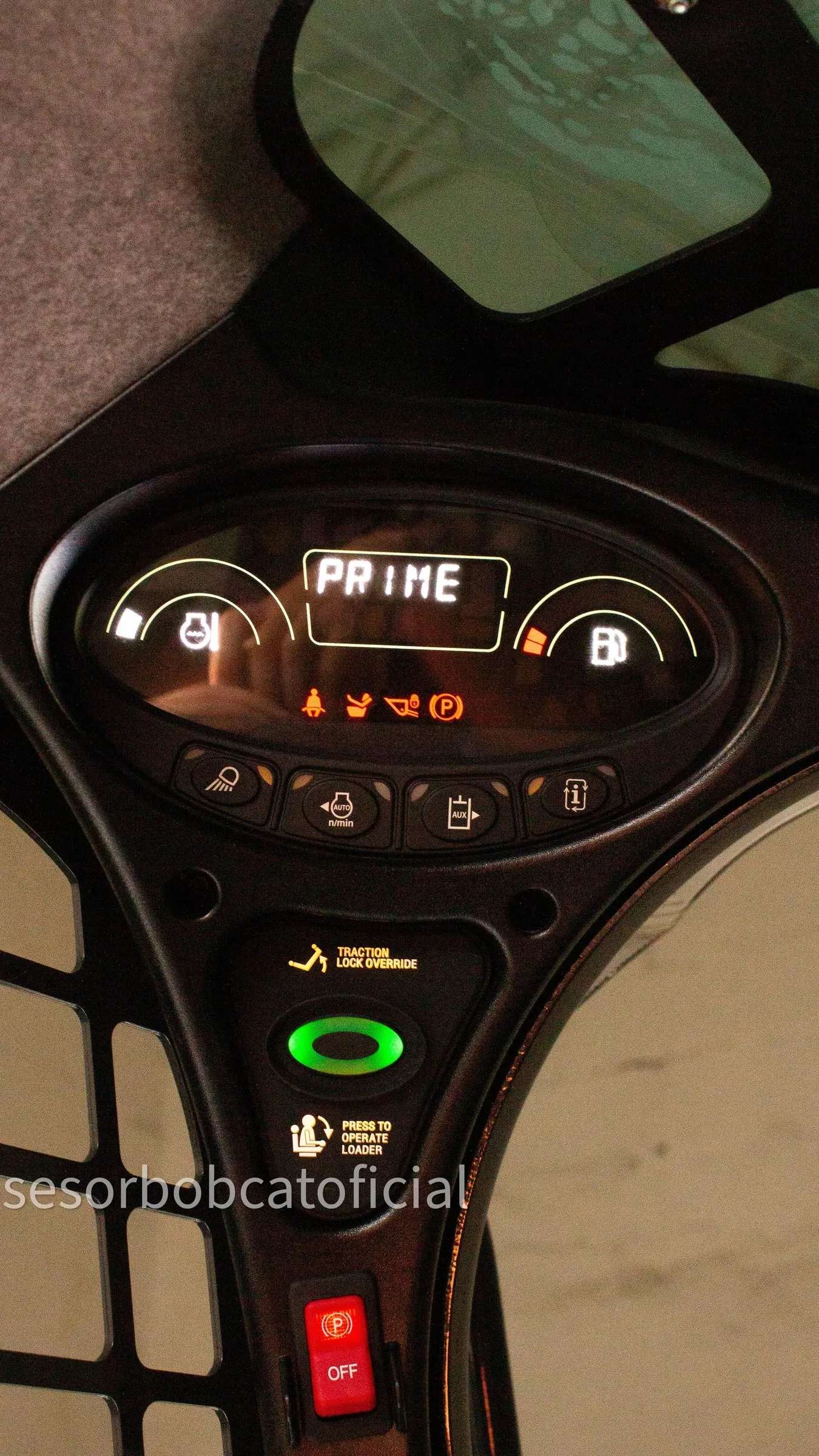 Video vertical: tablero de la cabina de un minicargador Bobcat